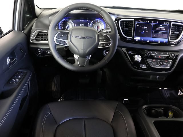 Used 2026 Chrysler Pacifica Select FWD image 3