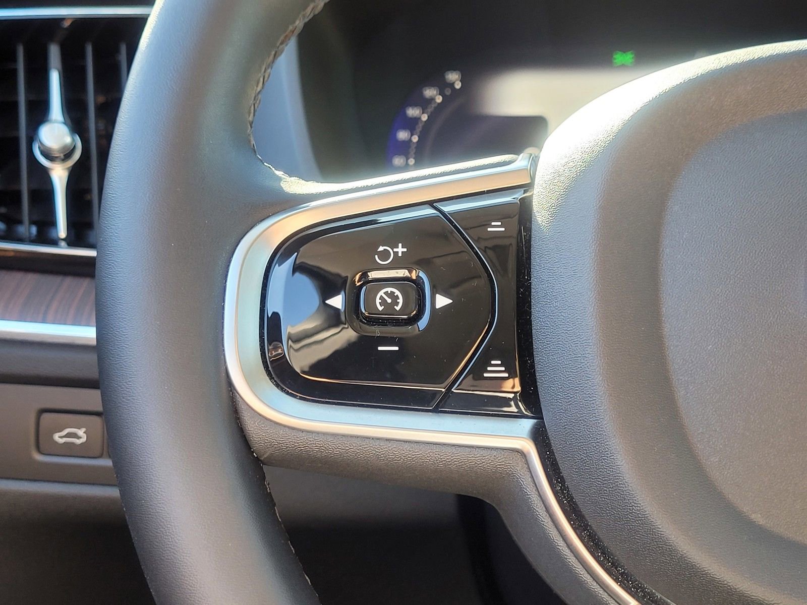 Used 2024 Volvo XC60 T8 Plus w/ Climate Package image 19