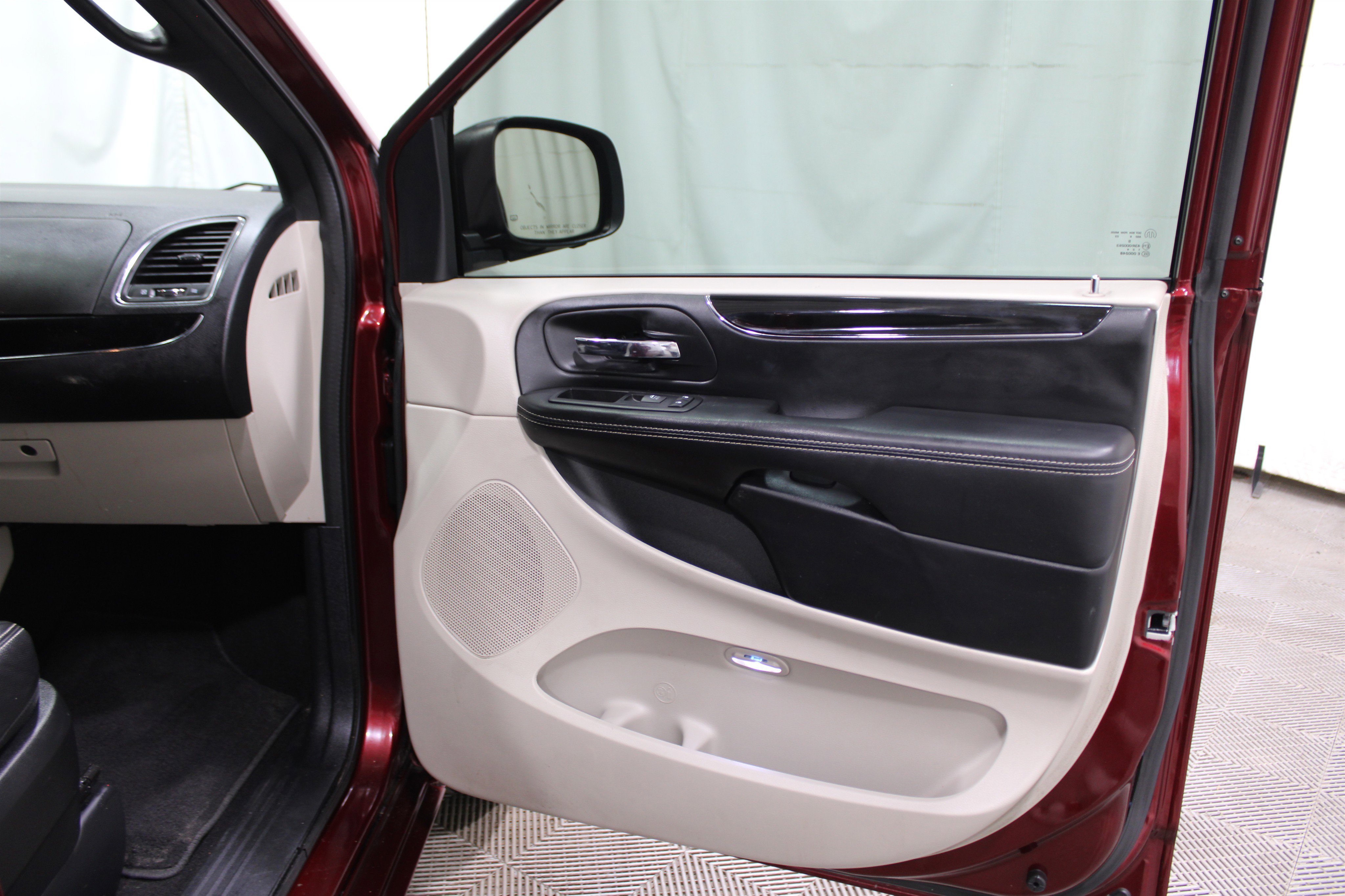 Used 2017 Dodge Grand Caravan SXT image 23