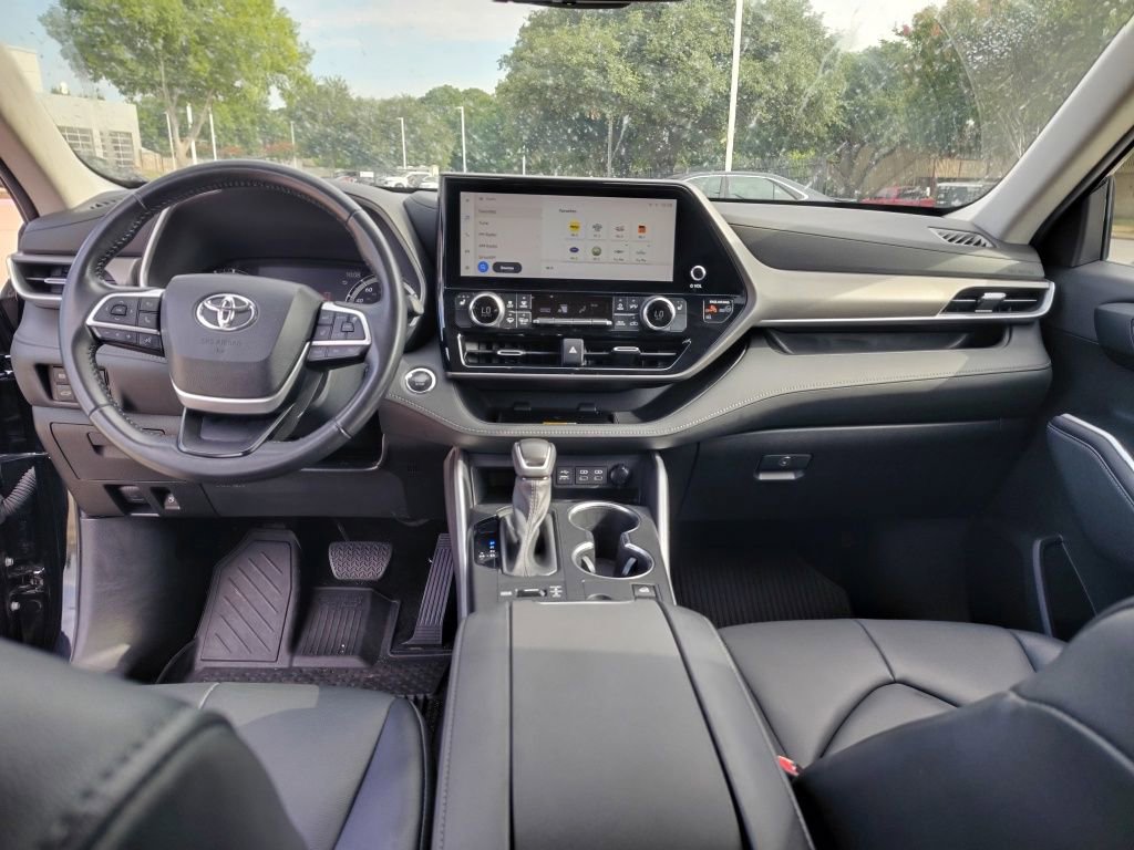 Used 2023 Toyota Highlander XLE AWD/4WD image 5