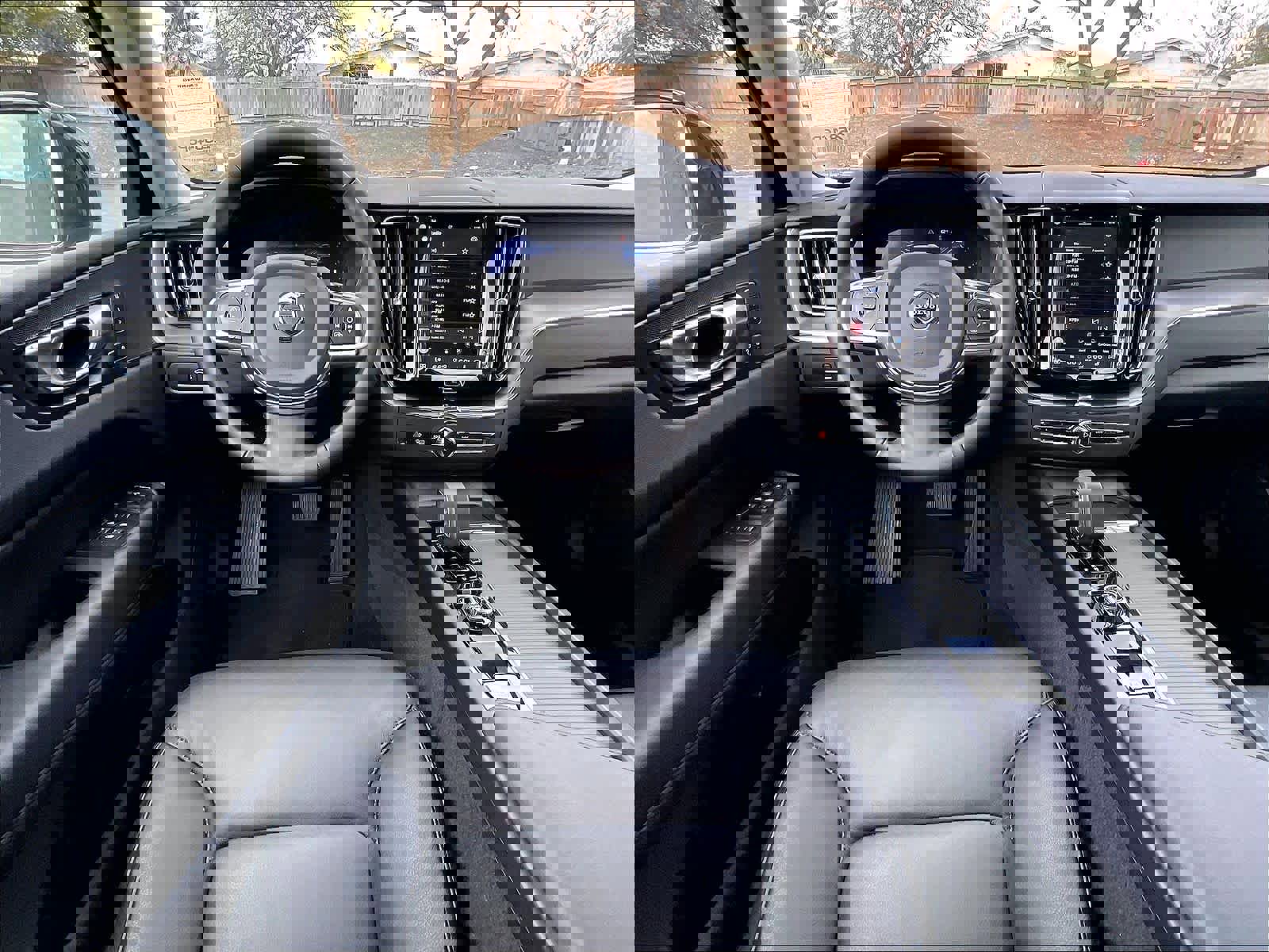 Used 2025 Volvo XC60 B5 Core image 8