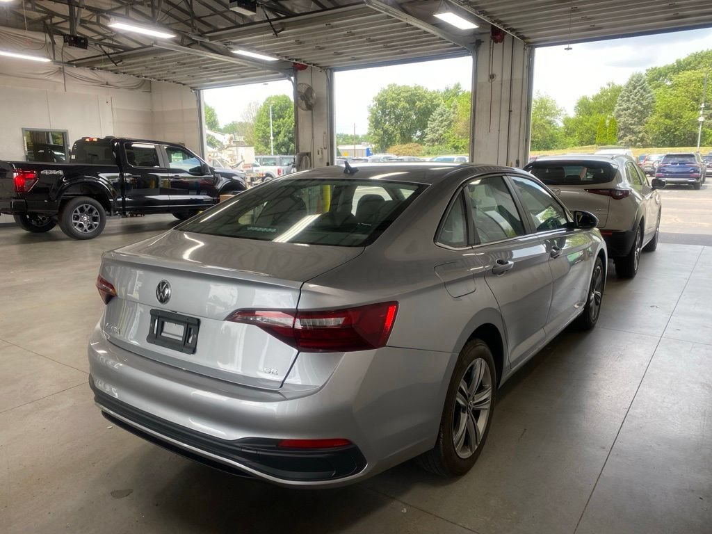 Used 2024 Volkswagen Jetta SE FWD image 4