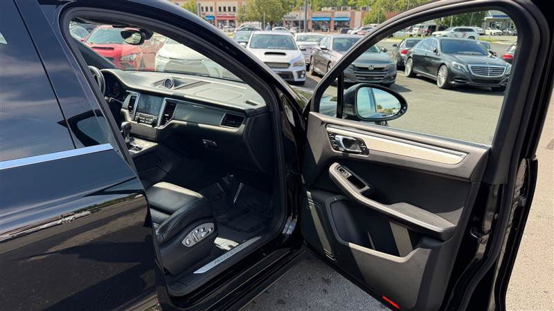 Used 2018 Porsche Macan Turbo AWD/4WD image 36