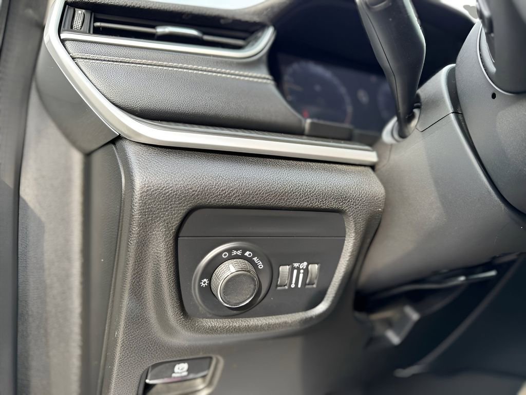 Used 2023 Jeep Grand Cherokee Laredo image 27