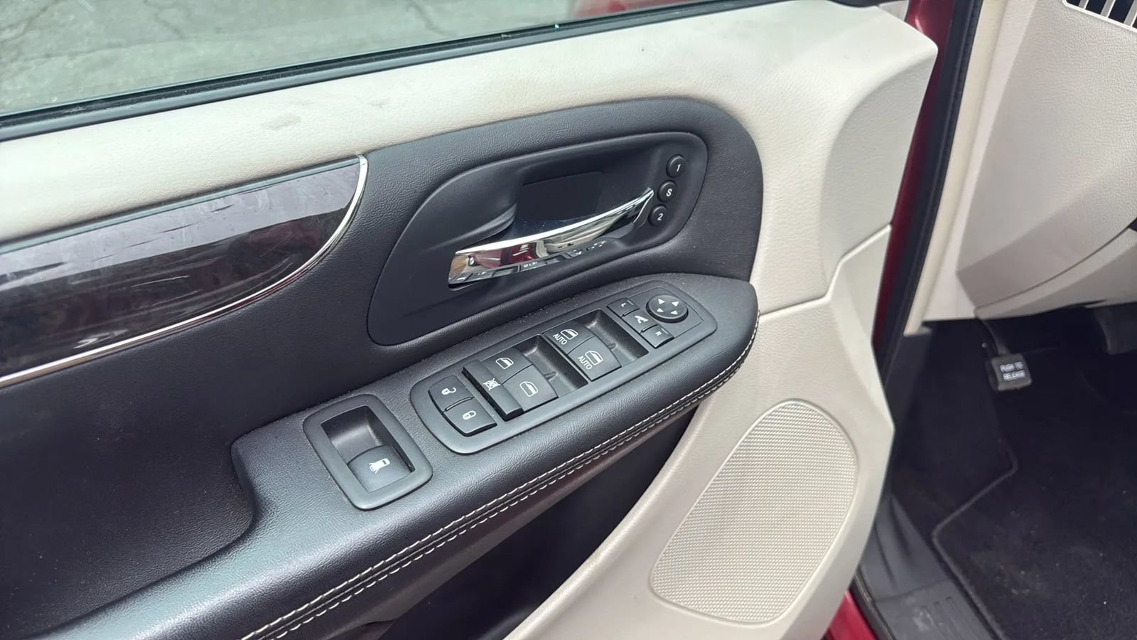 Used 2014 Chrysler Town & Country Limited w/ Luxury Group FWD image 21