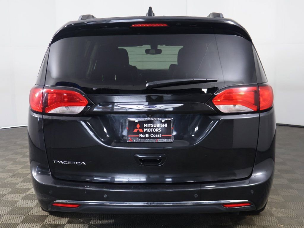 Used 2020 Chrysler Pacifica Touring-L FWD image 11