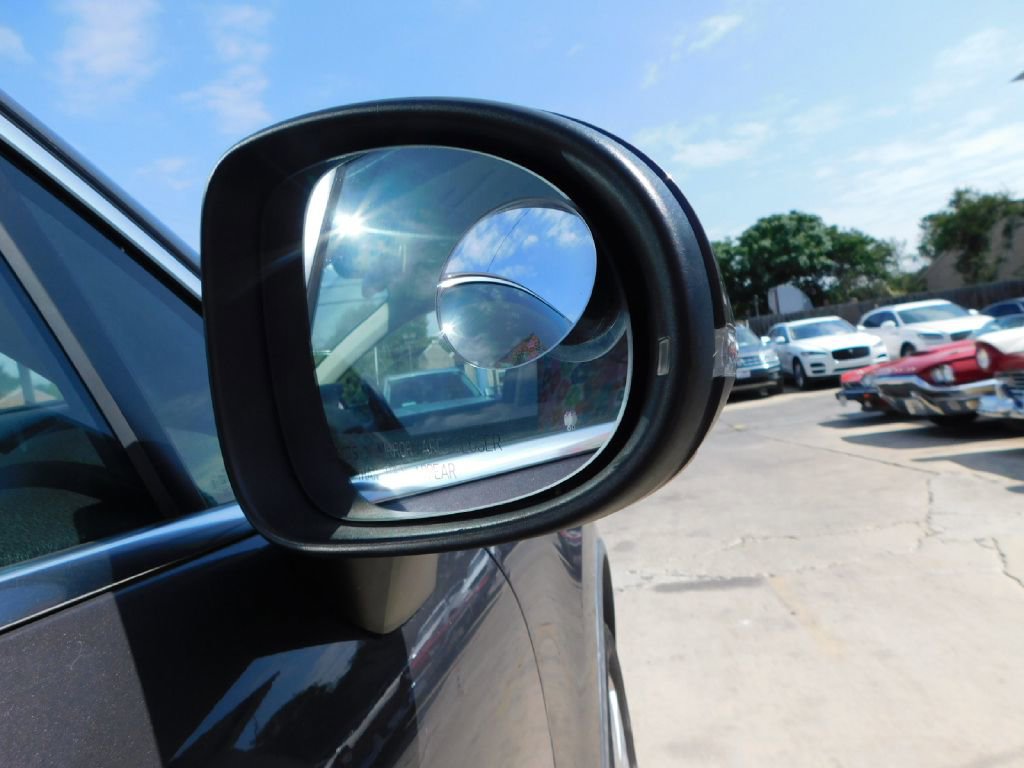 Used 2013 Volkswagen Touareg Sport image 11