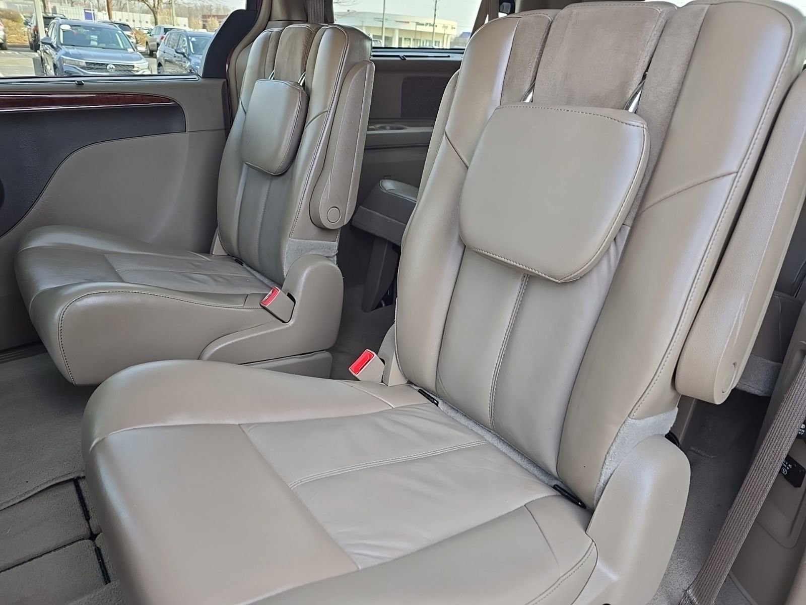Used 2013 Chrysler Town & Country Limited w/ Luxury Group FWD image 18