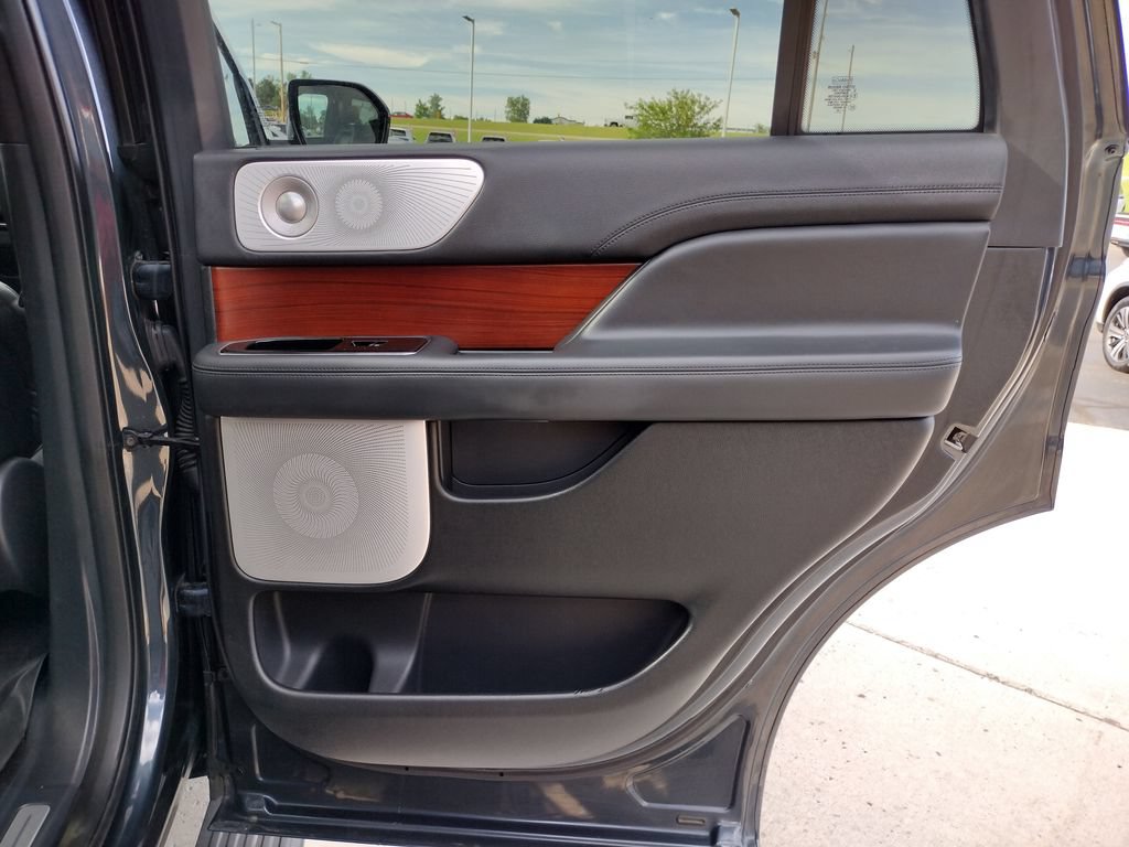 Used 2022 Lincoln Navigator Reserve AWD/4WD image 40
