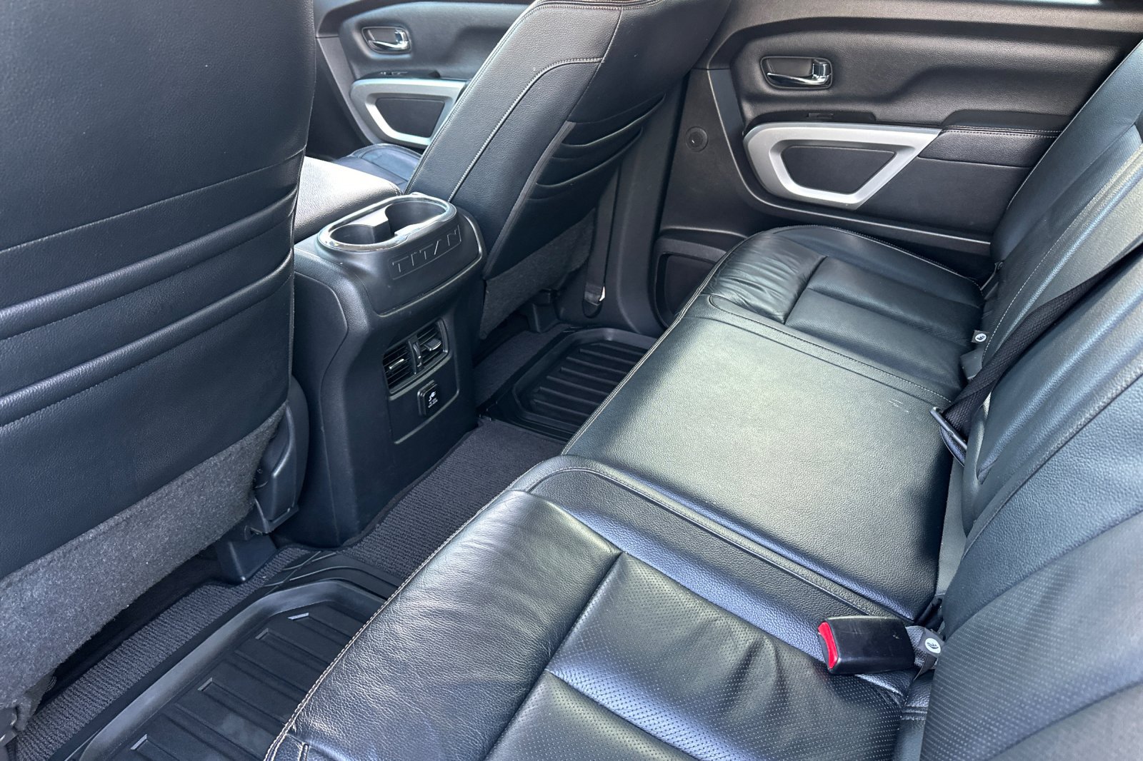 Used 2018 Nissan Titan SL AWD/4WD image 25