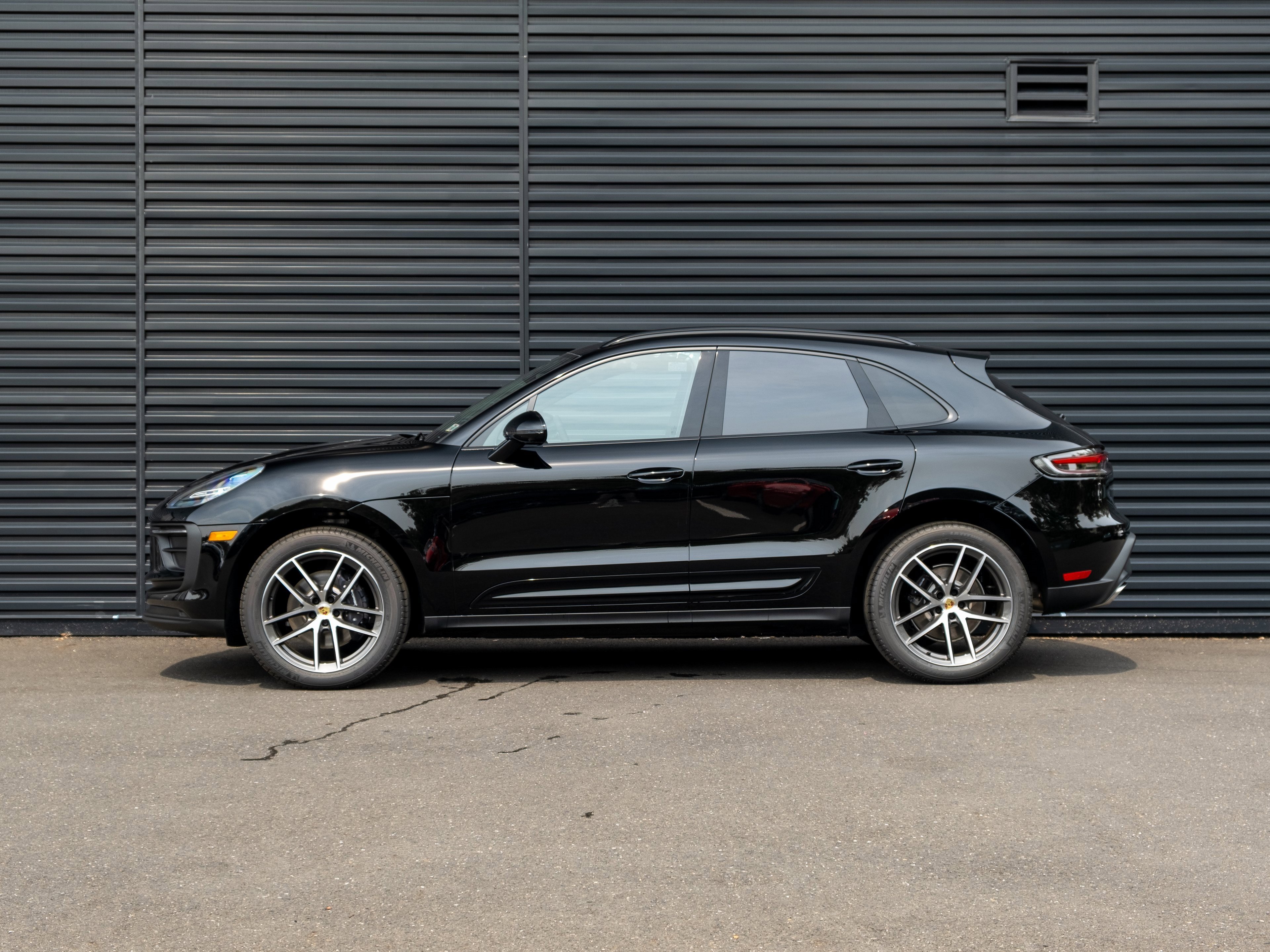 Certified 2025 Porsche Macan image 2