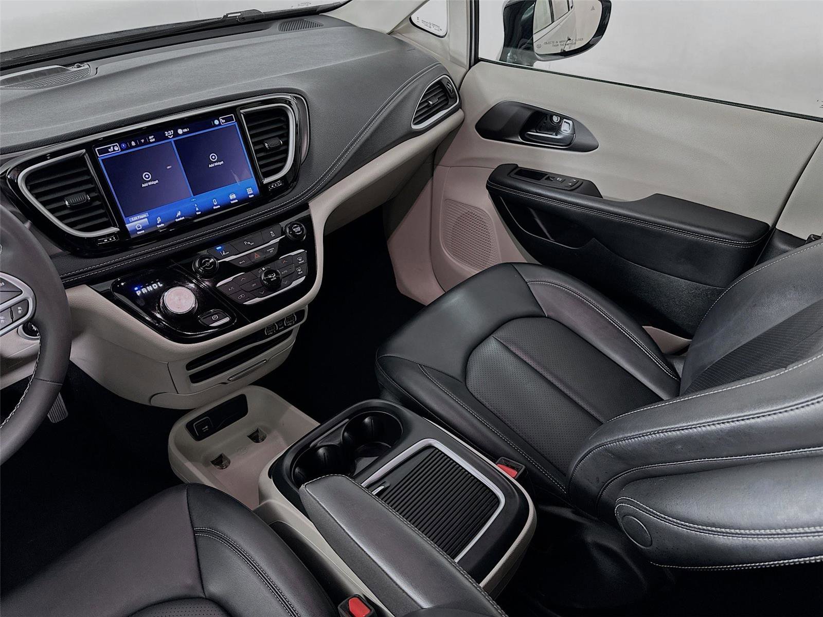 Used 2024 Chrysler Pacifica Select image 25