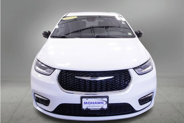 Used 2025 Chrysler Pacifica Select image 9