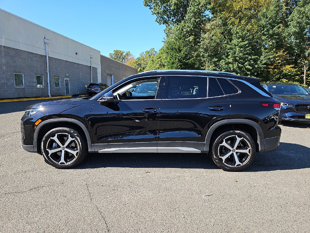 Certified 2025 Volkswagen Tiguan SE w/ Panoramic Sunroof Package AWD/4WD image 8