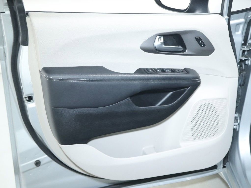 Used 2023 Chrysler Pacifica Touring-L FWD image 14
