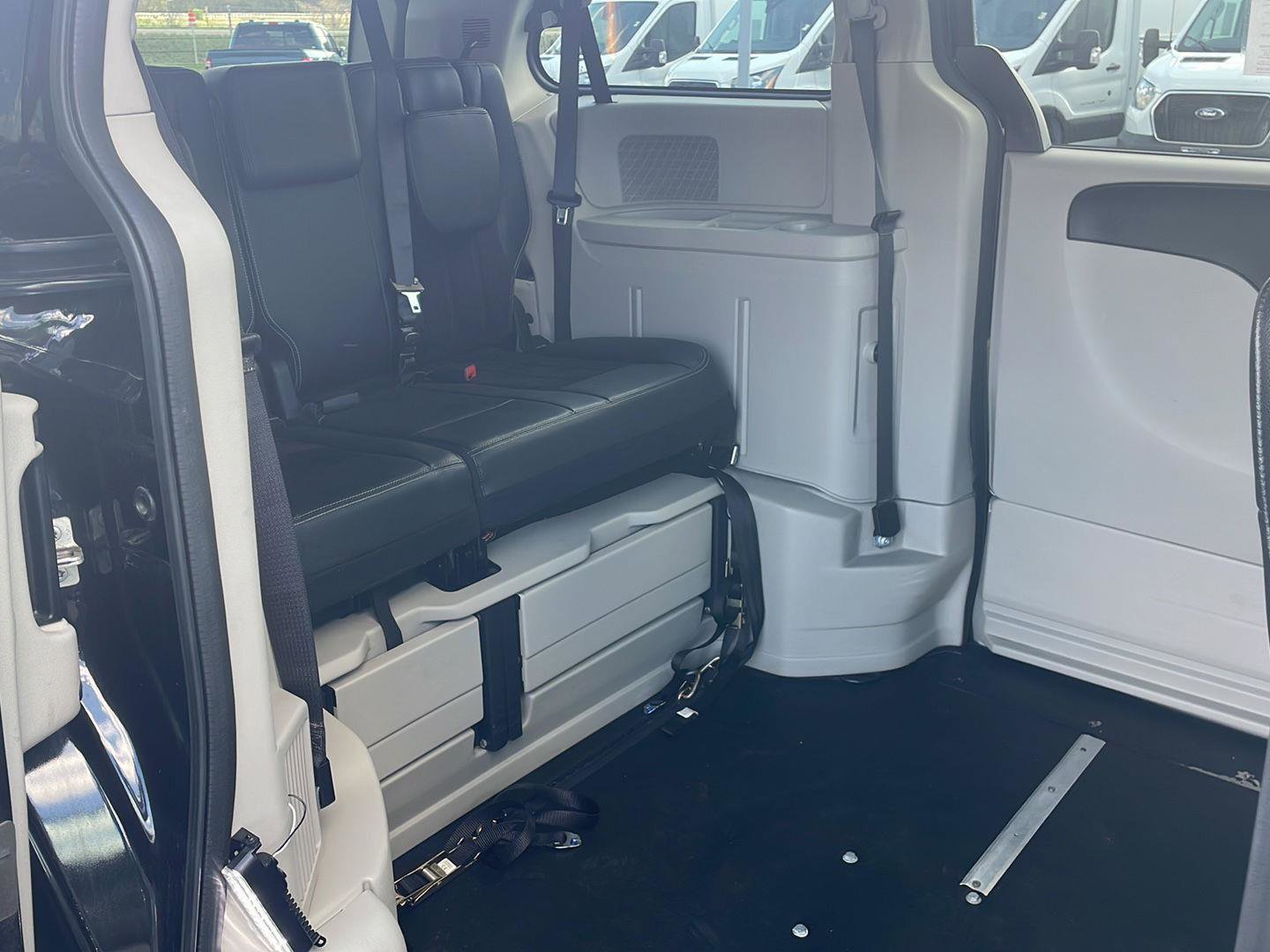 Used 2017 Dodge Grand Caravan SXT w/ Rear Park Assist Package FWD image 24