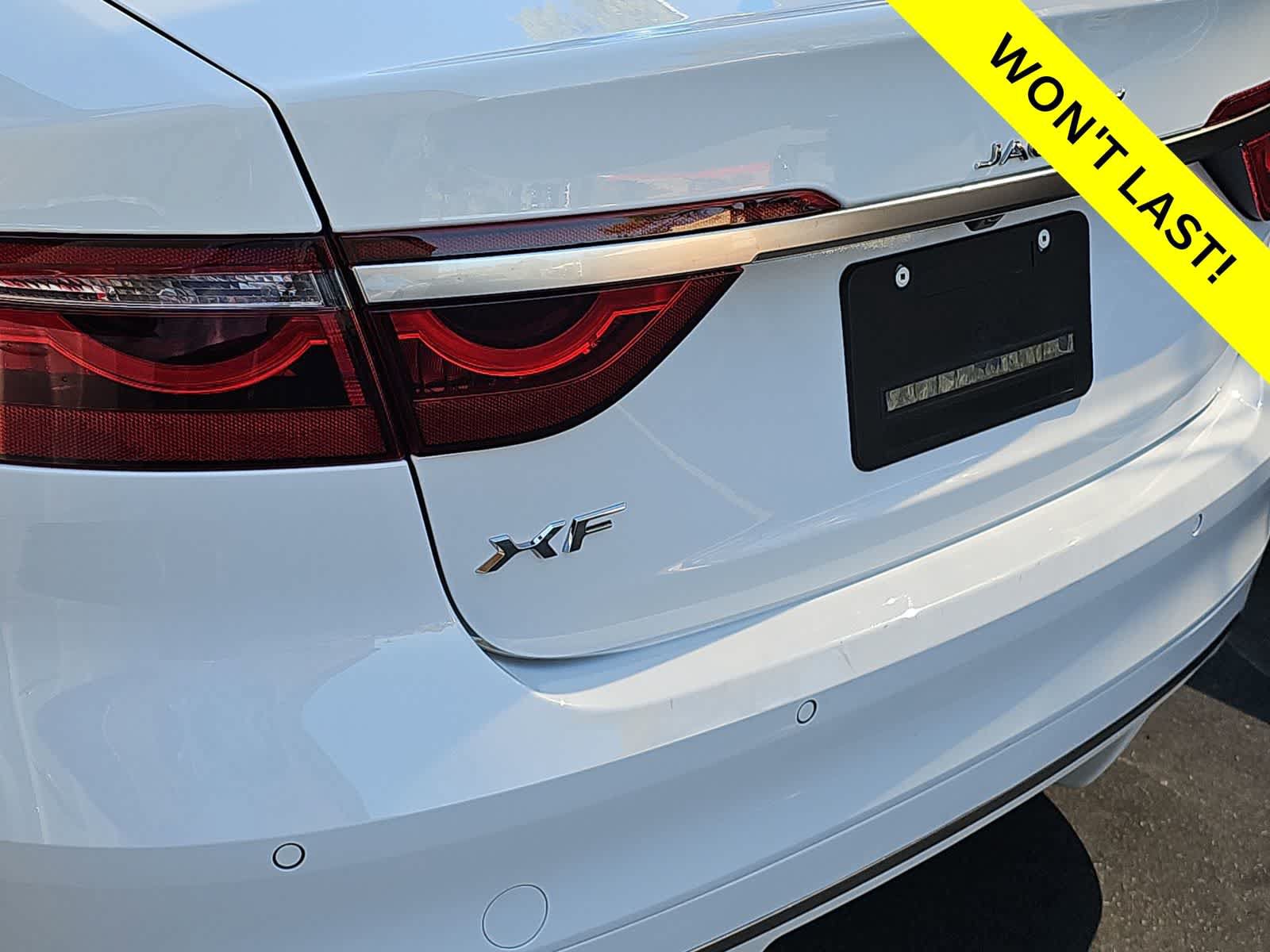 Used 2022 Jaguar XF SE RWD image 11