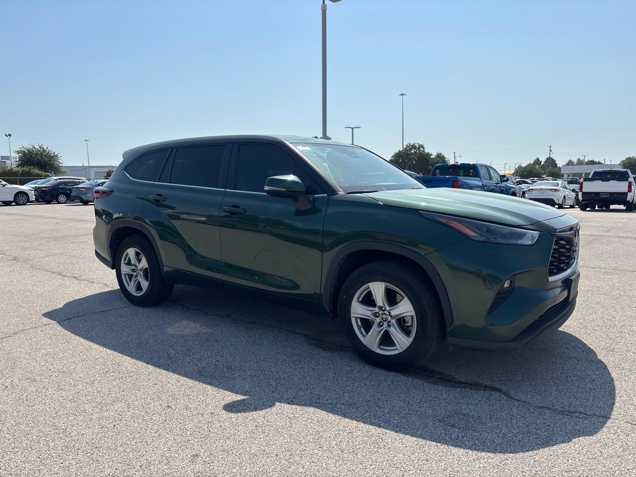 Used 2024 Toyota Highlander LE FWD image 3
