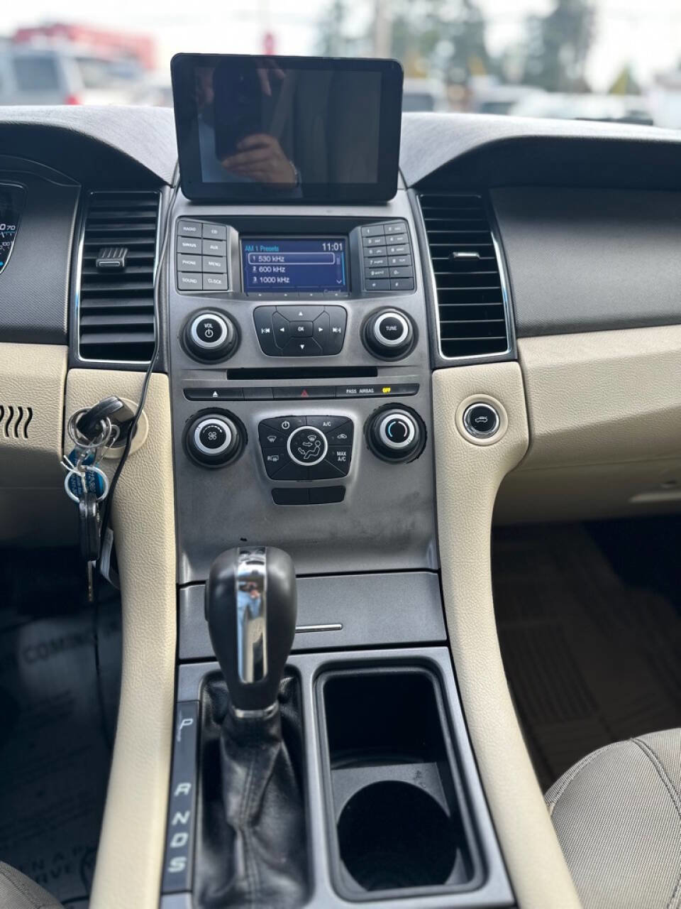 Used 2015 Ford Taurus SE image 16