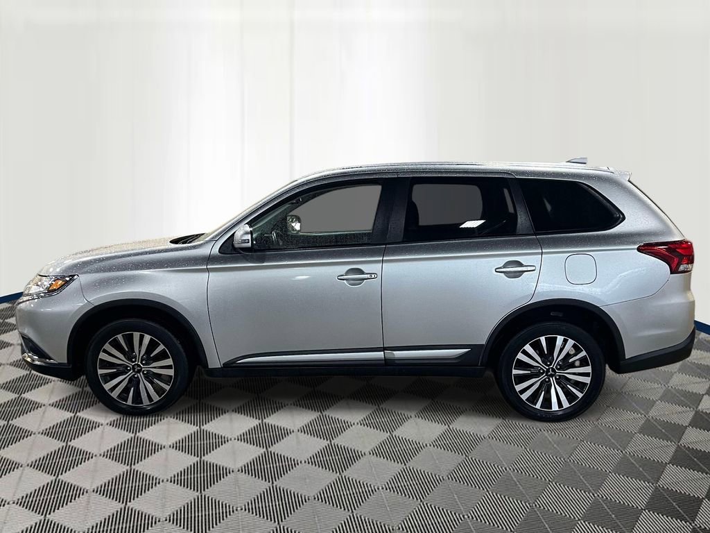 Used 2020 Mitsubishi Outlander LE image 2