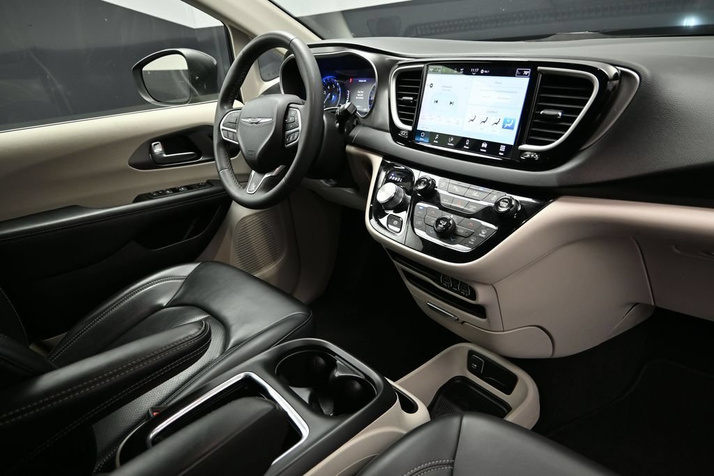 Used 2023 Chrysler Pacifica Touring-L FWD image 14