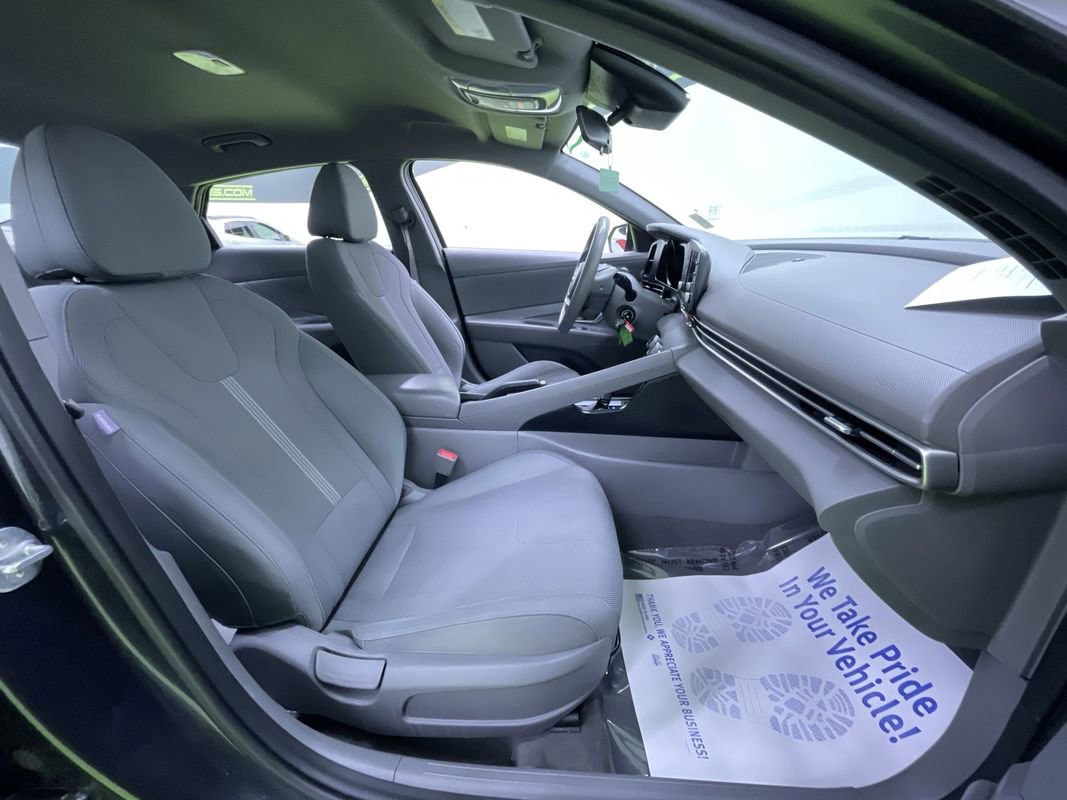 Used 2021 Hyundai Elantra SE image 27