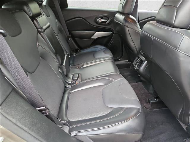 Used 2018 Jeep Cherokee Latitude Plus w/ Comfort/Convenience Group FWD image 19