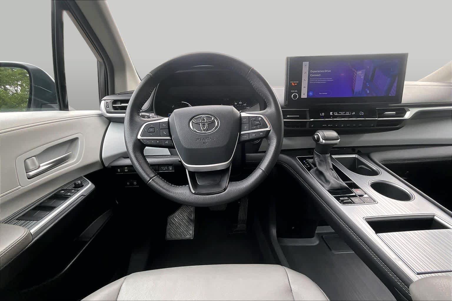 Used 2025 Toyota Sienna XLE FWD image 6
