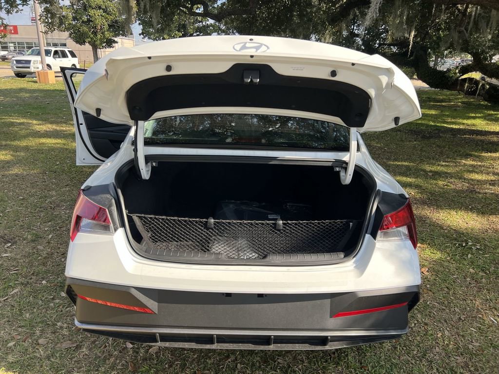 Used 2026 Hyundai Elantra SE image 17