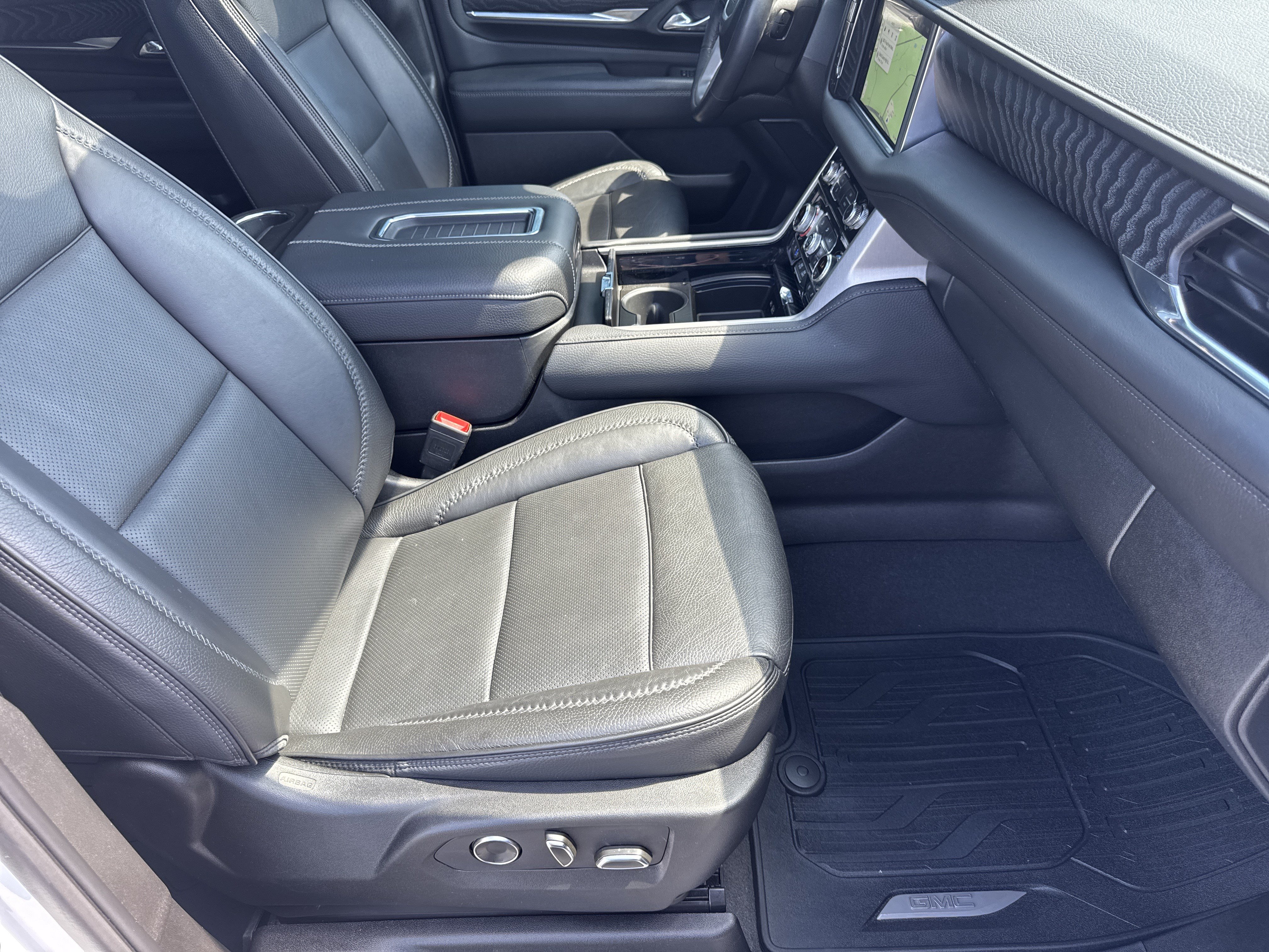 Used 2024 GMC Yukon XL Denali w/ Advanced Technology Package AWD/4WD image 16