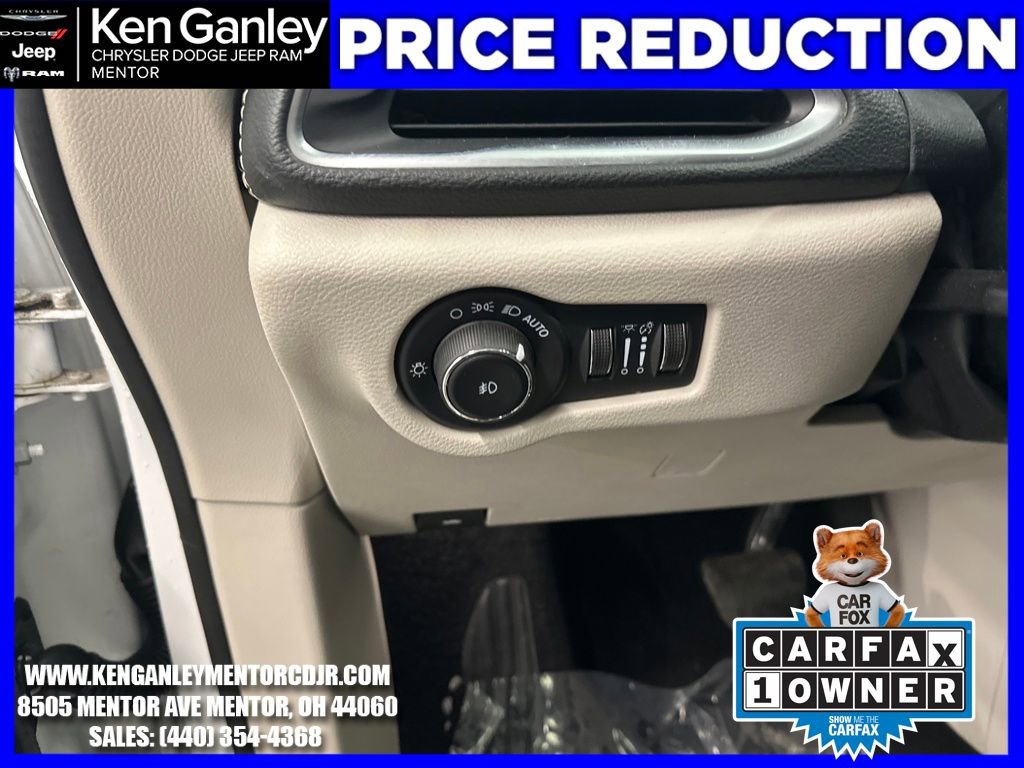 Used 2023 Chrysler Pacifica Limited w/ Uconnect Theater Family Group image 13