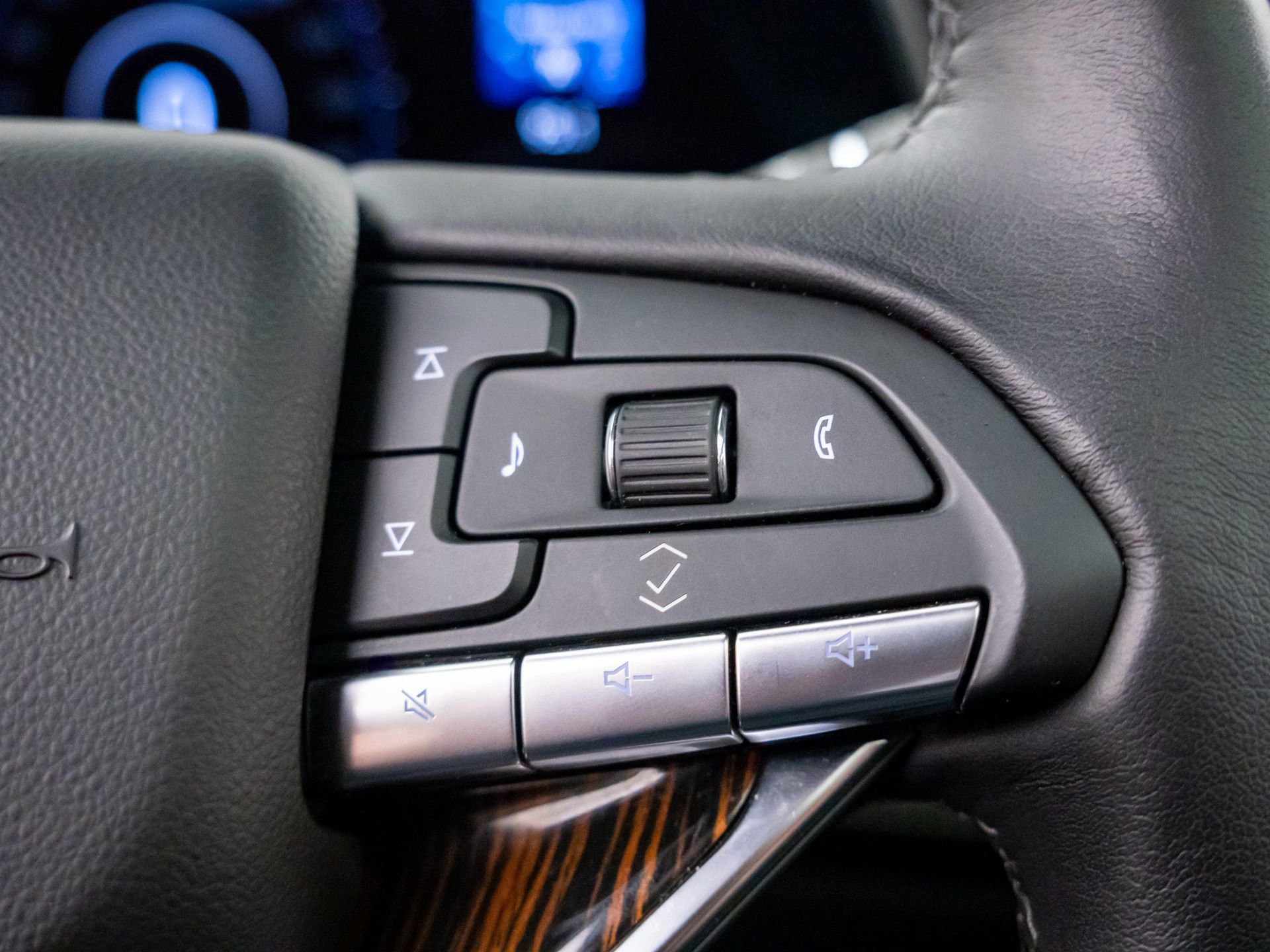 Certified 2024 Cadillac Escalade Premium Luxury AWD/4WD image 33