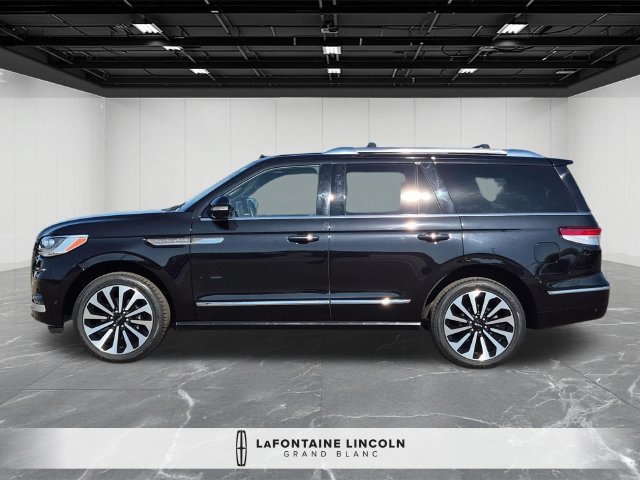Used 2023 Lincoln Navigator Reserve AWD/4WD image 2