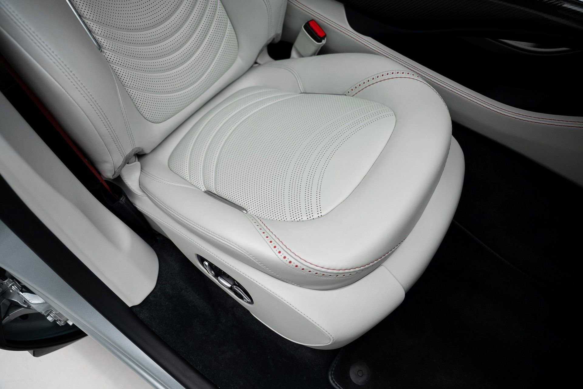 Used 2022 Aston Martin DBX image 63
