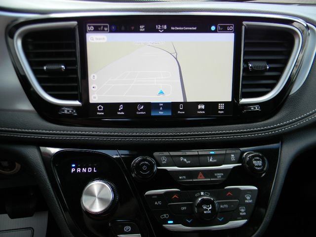 Used 2025 Chrysler Pacifica Limited FWD image 11