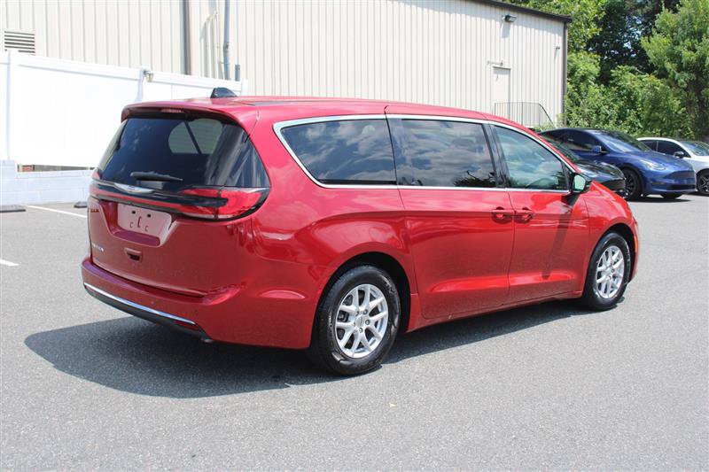 Used 2025 Chrysler Pacifica Select FWD image 8