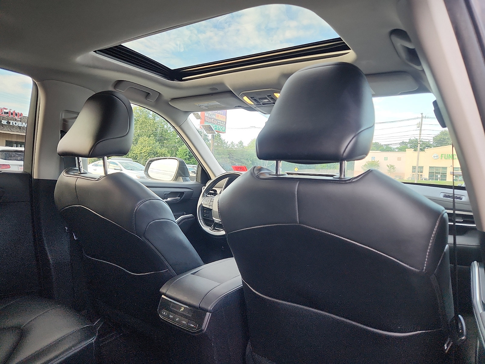 Used 2021 Toyota Highlander XLE AWD/4WD image 30