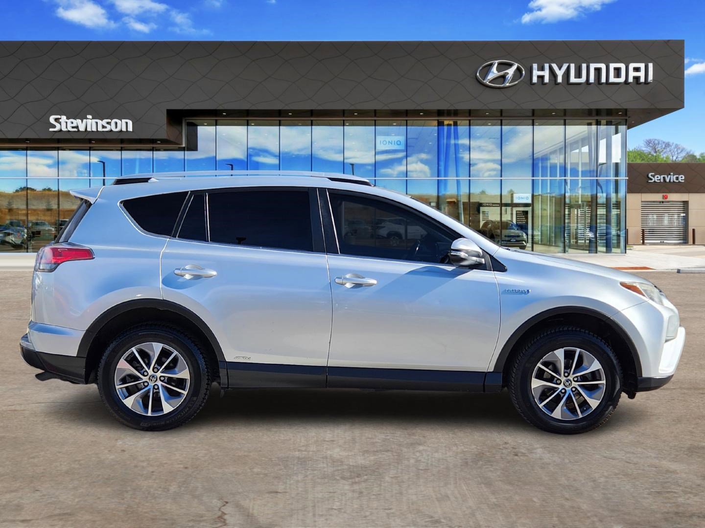 Used 2016 Toyota RAV4 XLE image 4