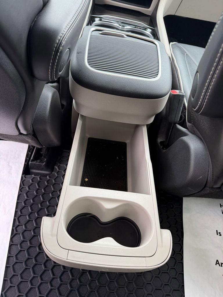 Used 2023 Chrysler Pacifica Limited image 29