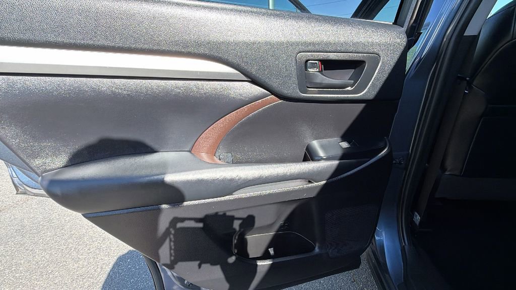 Used 2019 Toyota Highlander Plus AWD/4WD image 14