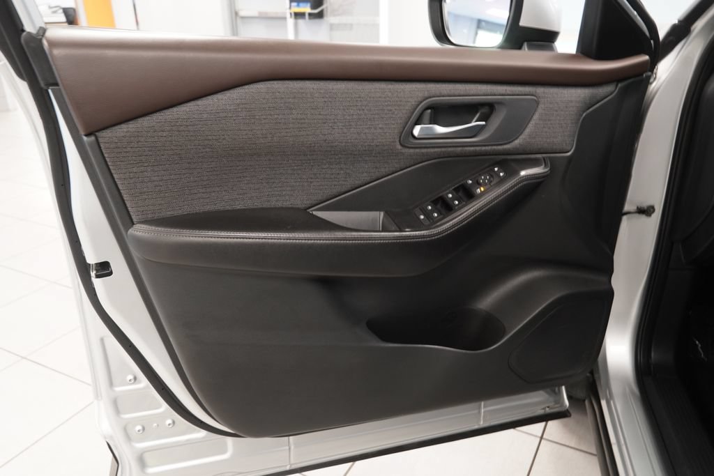Used 2022 Nissan Rogue SV AWD/4WD image 16