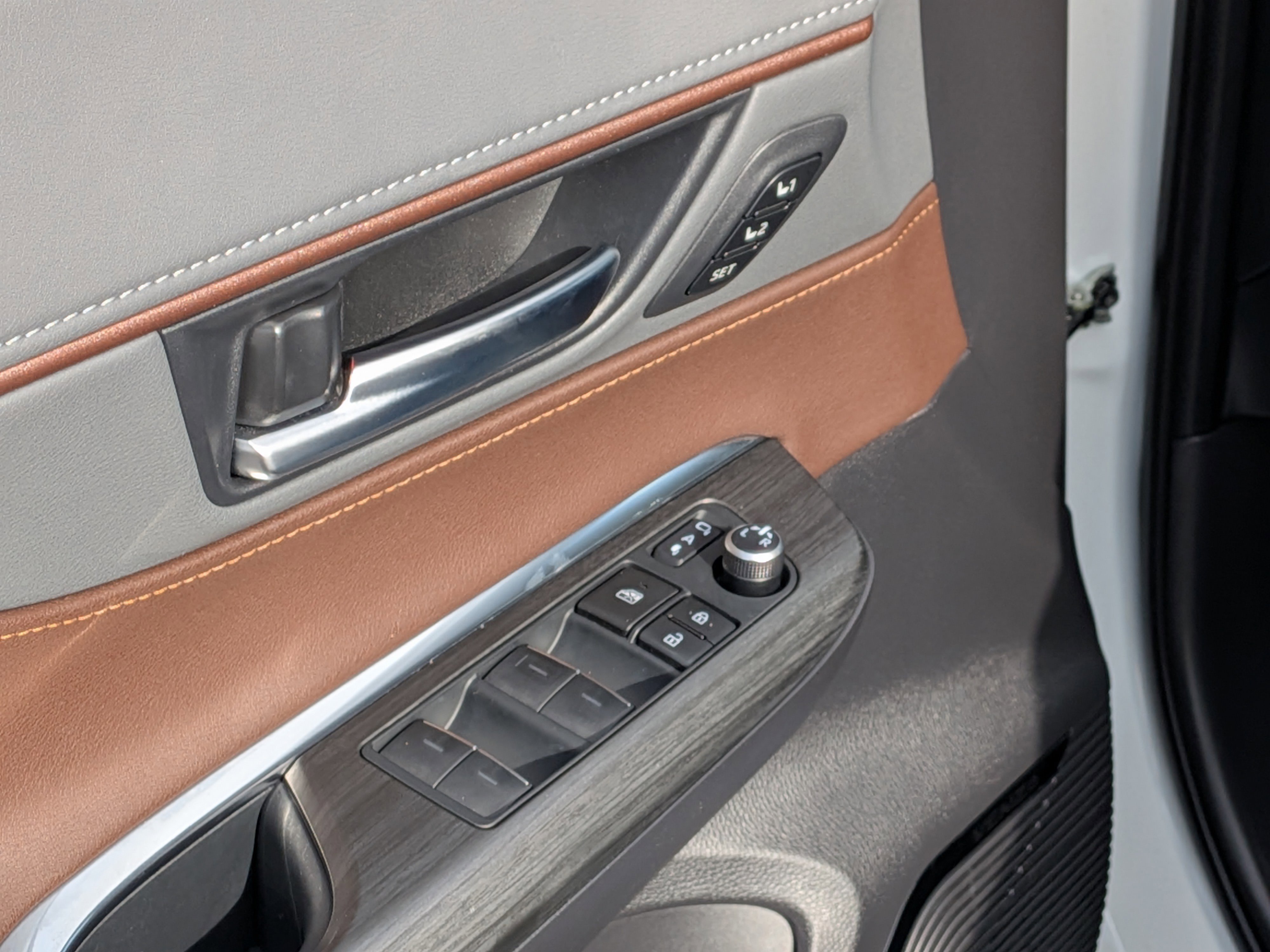 Used 2024 Toyota Venza XLE image 17