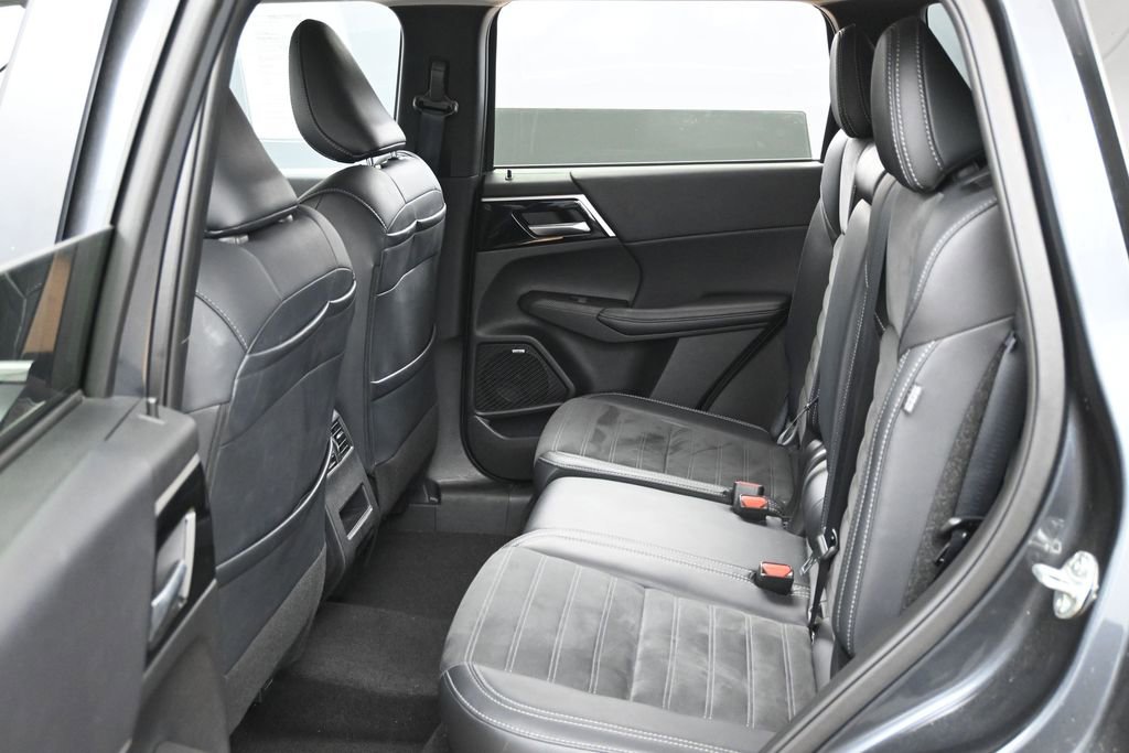 Used 2025 Mitsubishi Outlander SE AWD/4WD image 32
