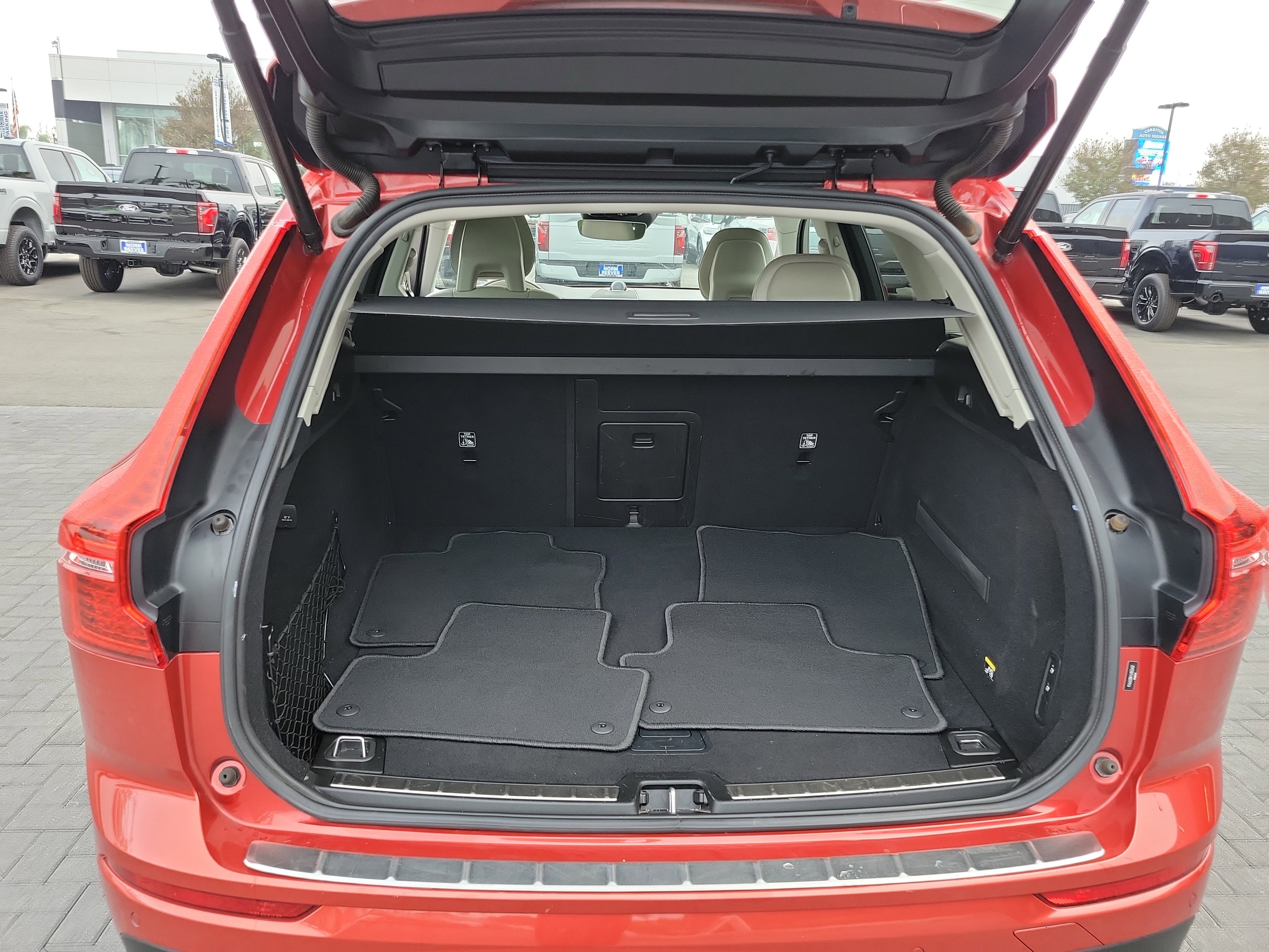 Used 2018 Volvo XC60 T6 Momentum w/ Convenience Package image 17