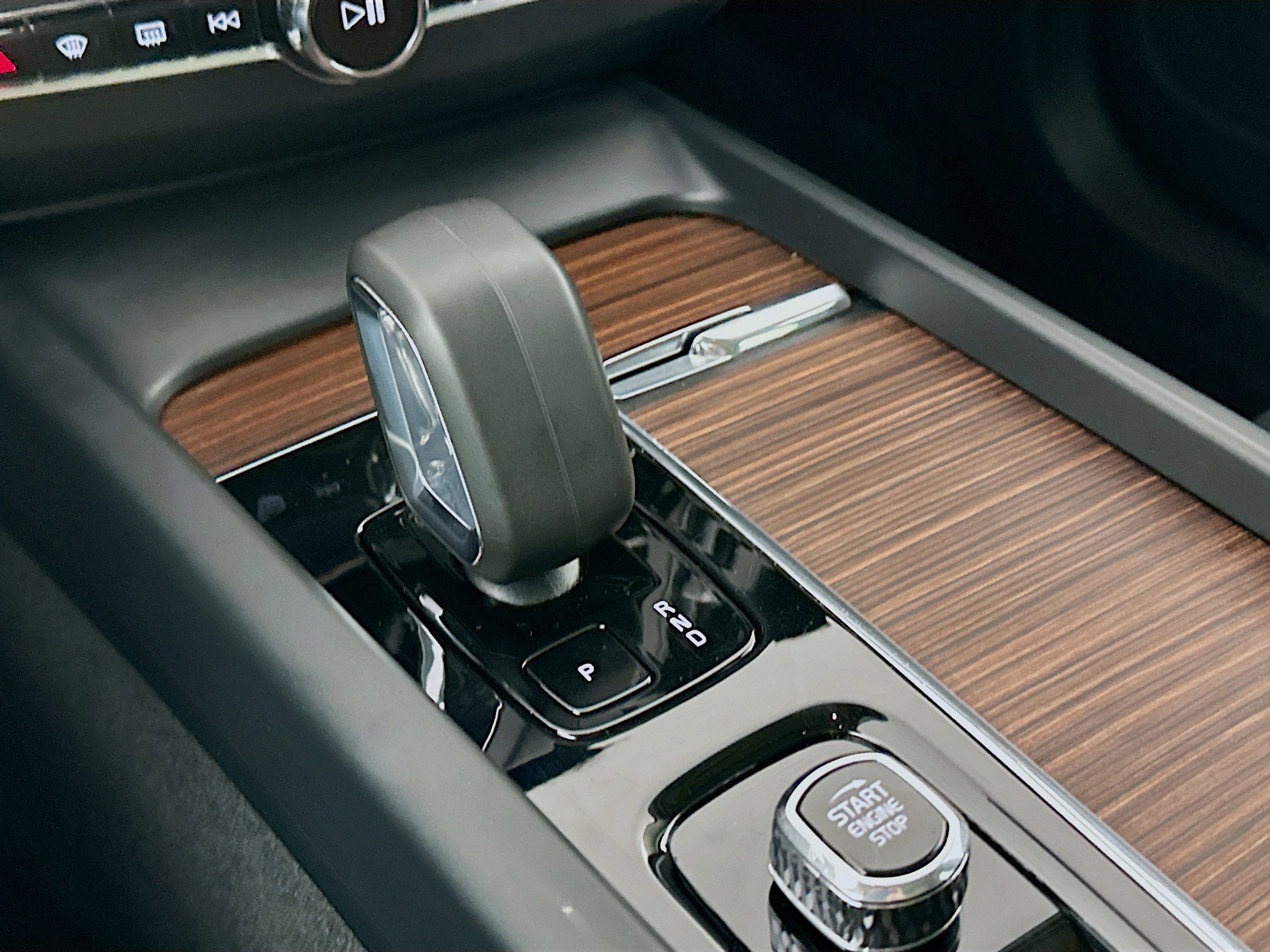 Used 2024 Volvo XC60 B5 Plus image 24