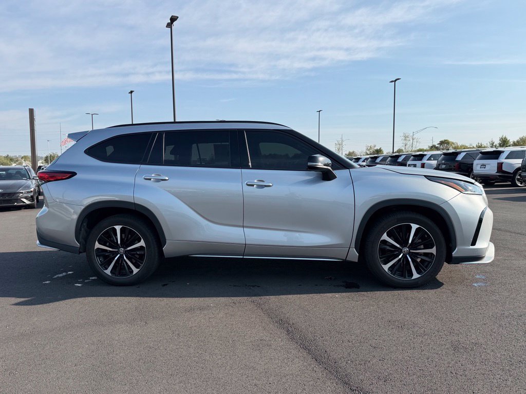 Used 2021 Toyota Highlander XSE FWD image 4