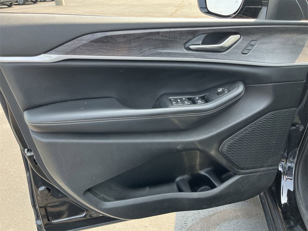 Used 2023 Jeep Grand Cherokee L Limited w/ Black Appearance Package image 23