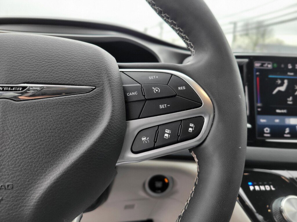 Used 2024 Chrysler Pacifica Touring-L image 26