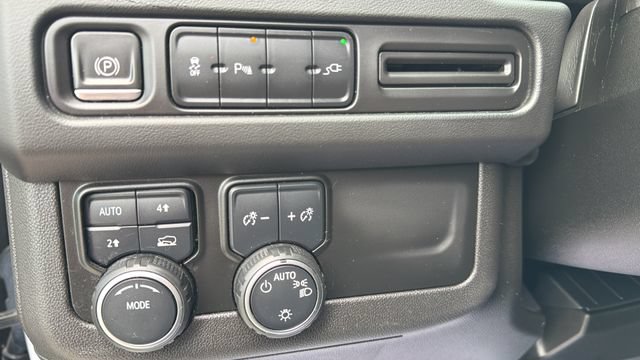 Used 2021 Chevrolet Suburban RST AWD/4WD image 19
