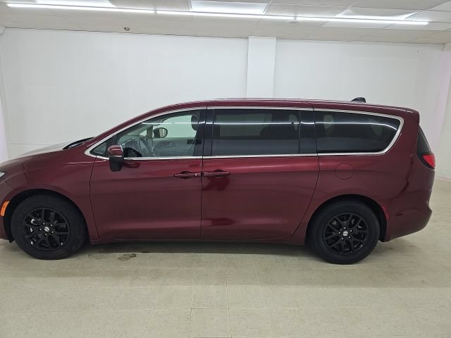 Used 2023 Chrysler Pacifica Touring-L FWD image 16